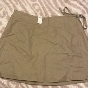 Gap tan wrap skirt. Size large. NWT.